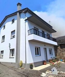 ein weißes Haus mit Balkon in der Unterkunft A Esteva in Orol