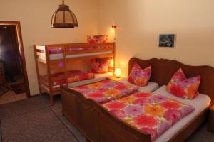 ein Schlafzimmer mit zwei Betten und einem Etagenbett in der Unterkunft Erlebnishof Katthusen in Otterndorf