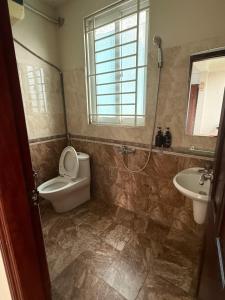a bathroom with a toilet and a sink at Khách sạn Hùng Thắng in Vĩnh Lộc