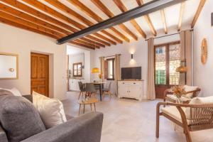 a living room with a couch and a dining room at Can Perla in Sóller