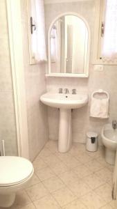 CivezzaにあるCa delle Rondiniのバスルーム(洗面台、トイレ、鏡付)