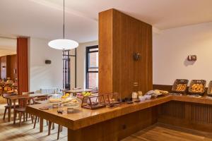 eine Küche und ein Esszimmer mit Tisch und Stühlen in der Unterkunft Le Berger Latroupe Hotel in Brüssel