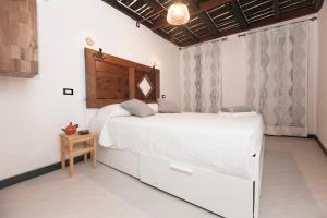1 dormitorio con 2 camas blancas y mesa en Casa Sant'Agostino CITRA LT-2407, en Génova