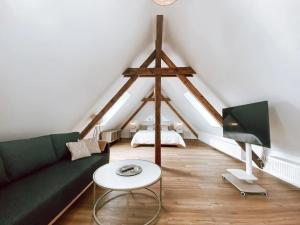 a living room with a green couch and a tv at BetterBeds Berlin in Berlin