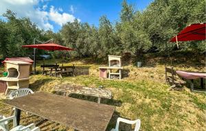a picnic table and chairs in a yard with trees at Rasara in Arquà Petrarca