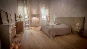 A bed or beds in a room at Stunning Apt 5min Walk to Duomo
