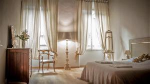 A bed or beds in a room at Stunning Apt 5min Walk to Duomo