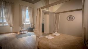 A bed or beds in a room at Stunning Apt 5min Walk to Duomo