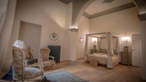 A bed or beds in a room at Stunning Apt 5min Walk to Duomo
