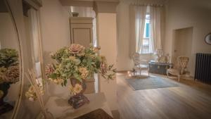 A seating area at Stunning Apt 5min Walk to Duomo