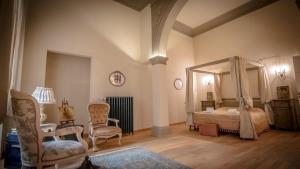 A bed or beds in a room at Stunning Apt 5min Walk to Duomo