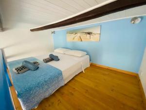a bedroom with a white bed and a blue wall at Casetta San Giovanni in Pizzo