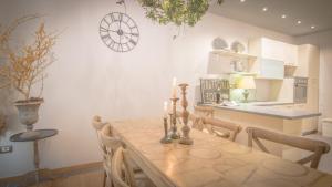 A kitchen or kitchenette at Stunning Apt 5min Walk to Duomo