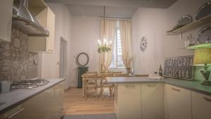 A kitchen or kitchenette at Stunning Apt 5min Walk to Duomo