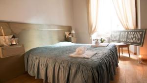 A bed or beds in a room at Stunning Apt 5min Walk to Duomo