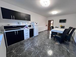 a kitchen and dining room with a table and chairs at Casa Angela in Râu de Mori