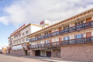 ein Gebäude mit Balkonen an der Straßenseite in der Unterkunft Ramada by Wyndham Elko Hotel at Stockmen's Casino in Elko