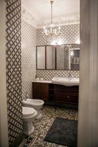 クラクフにあるRoyal Residence by OTRのバスルーム(トイレ、洗面台、鏡付)