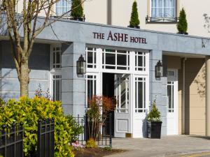 uma vista exterior do hotel asie em The Ashe Hotel em Tralee