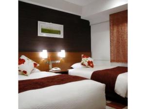 a hotel room with two beds with red and white pillows at Central Hotel - Vacation STAY 99770v in Kusugaurachō