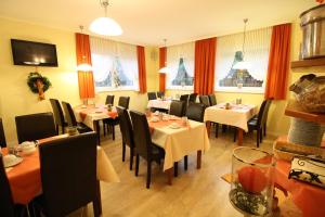 a dining room with tables and chairs in a restaurant at Arador-City Hotel in Bad Oeynhausen