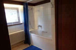 ein Badezimmer mit Badewanne und Fenster in der Unterkunft vakantiehuis Hunsrück in Leisel + 14 Fotos