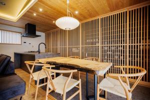a dining room with a wooden table and chairs at Sunlight - Vacation STAY 73377v in To-katta