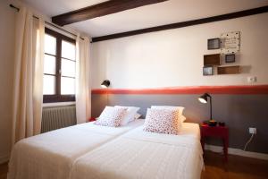 凱澤貝爾的住宿－Gîte L'Atelier，一间卧室设有两张床和窗户。