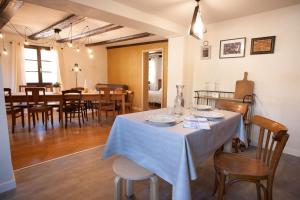 uma sala de jantar com uma mesa com uma toalha de mesa azul em Gîte L'Atelier em Kaysersberg