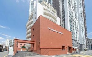 ein Gebäude in einer Stadt mit hohen Gebäuden in der Unterkunft aiden in Busan