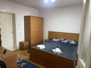 a bedroom with a bed with two towels on it at Casa Angela in Râu de Mori