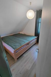 a bedroom with a bed in a room at Ferienwohnung Margarethe in Stedesdorf