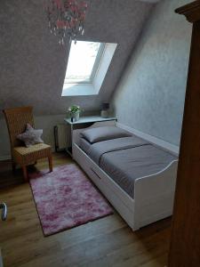 a bedroom with a bed and a window and a chair at Ferienwohnung Margarethe in Stedesdorf