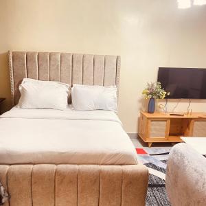 a bedroom with a large bed and a tv at Studio apartment in Ruka in Ruaka