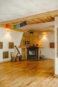 a large room with a fireplace and a wooden floor at DobroDziejnia in Nowa Ruda