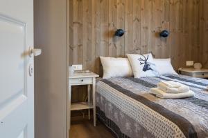 um quarto com uma cama e uma parede de madeira em Kornhóll em Hvolsvöllur