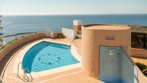 Ein Swimmingpool mit dem Meer im Hintergrund in der Unterkunft Ona Princesa Playa in Marbella