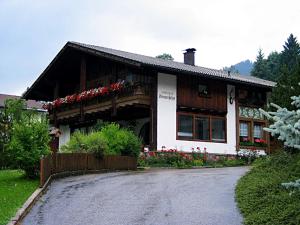 ein Haus mit Blumen davor in der Unterkunft Landhaus Krinnenspitze in Nesselwängle