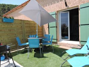 a table and chairs with an umbrella in a yard at Les Provences Bleu et Verte in Solliès-Pont +9 photos
