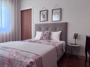 a bedroom with a large bed and two pictures on the wall at Luna Navegante in Porto