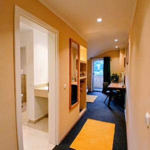 a hallway with a room with a desk and a table at VATTERSGARDEN GmbH in Viechtach