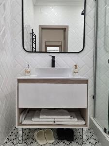 a bathroom with a sink and a mirror at Njala Residence in Stantsiya Tekeli