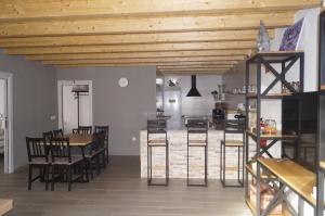 a kitchen and dining room with a table and chairs at Casa Rural El Capricho in Casas del Monte
