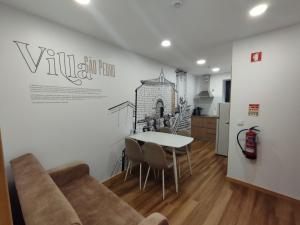 a dining room with a table and chairs and a kitchen at SeiaVilla - São Pedro in Seia