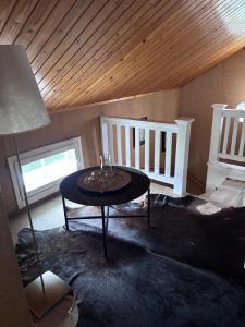 a room with a table and two chairs and a ceiling at Huoneisto Petsamossa in Tampere