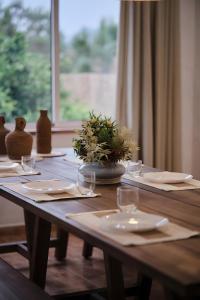 a wooden table with glasses and a plant on it at Villa Raziel in Cártama