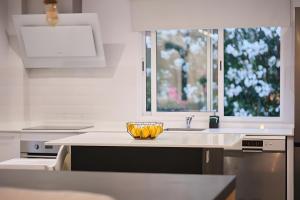 a kitchen with a bowl on a kitchen counter at Villa Raziel in Cártama +33 photos