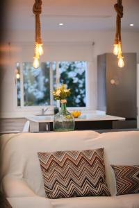 a vase with flowers in it sitting on top of a couch at Villa Raziel in Cártama