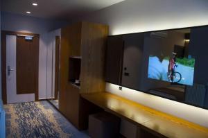 A television and/or entertainment centre at Panorama Damla Otel