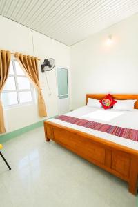 a bedroom with a bed with a red flower on it at Linh Chi Hotel in Mù Cang Chải
